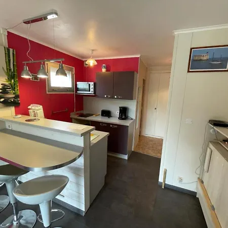 Apartment Calme A 2 Pas De La Avec Balcon Et Garage - Fr-1-550-17 *